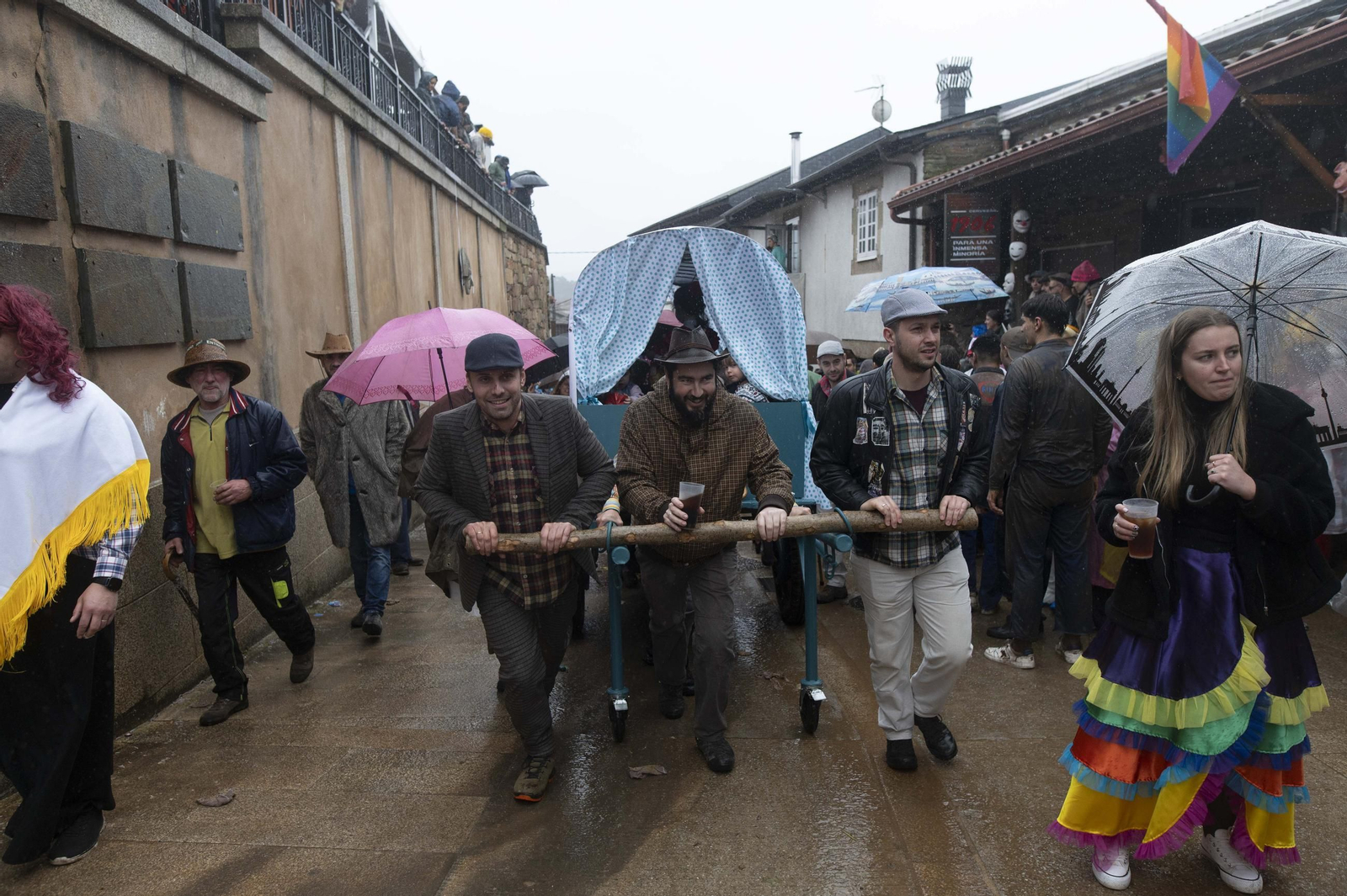 Galería | La farrapada conquista Laza antes de la salida de los Peliqueiros