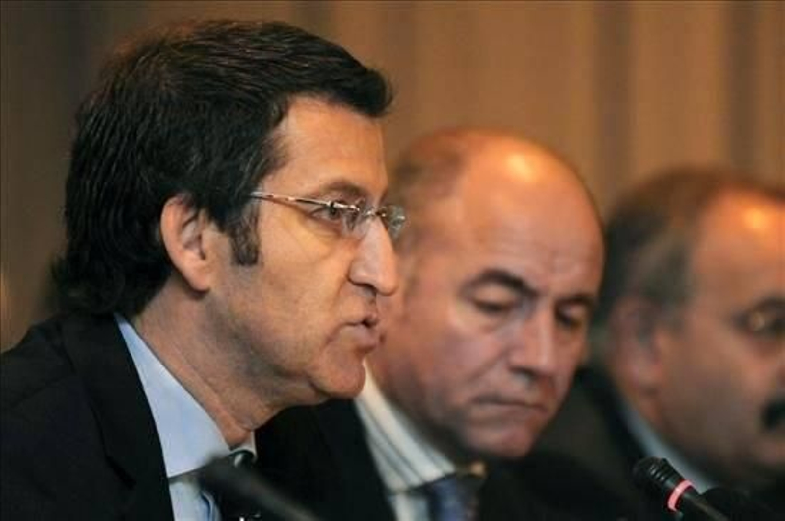 El presidente de la Xunta de Galicia, Alberto Núñez Feijóo (i), y el secretario de Emigración de la Xunta, Santiago Camba (d),  en las sesiones del XI Pleno del Consejo de Comunidades Gallegas, que se celebraron en Montevideo.