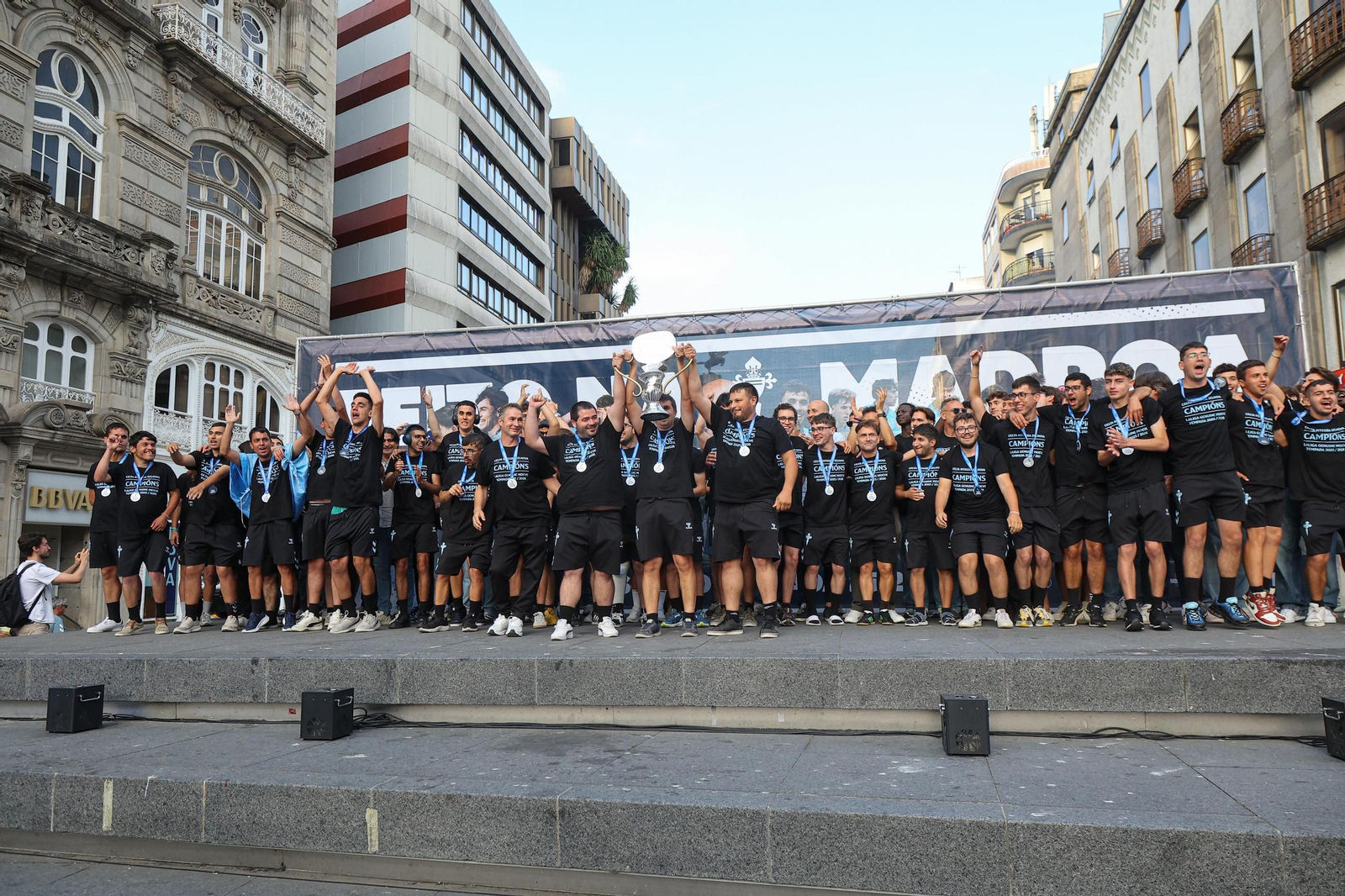 Galería | El Celta Fortuna celebra en Porta do Sol el ascenso a Segunda