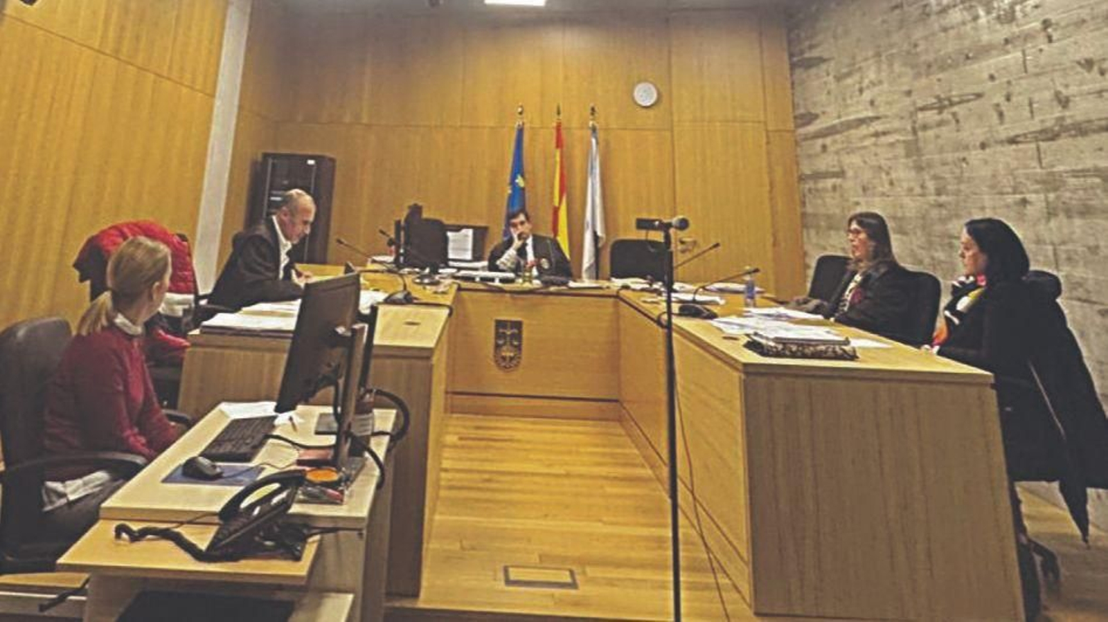 Juicio entre el Colexio da Avogacía y la empleada sancionada.