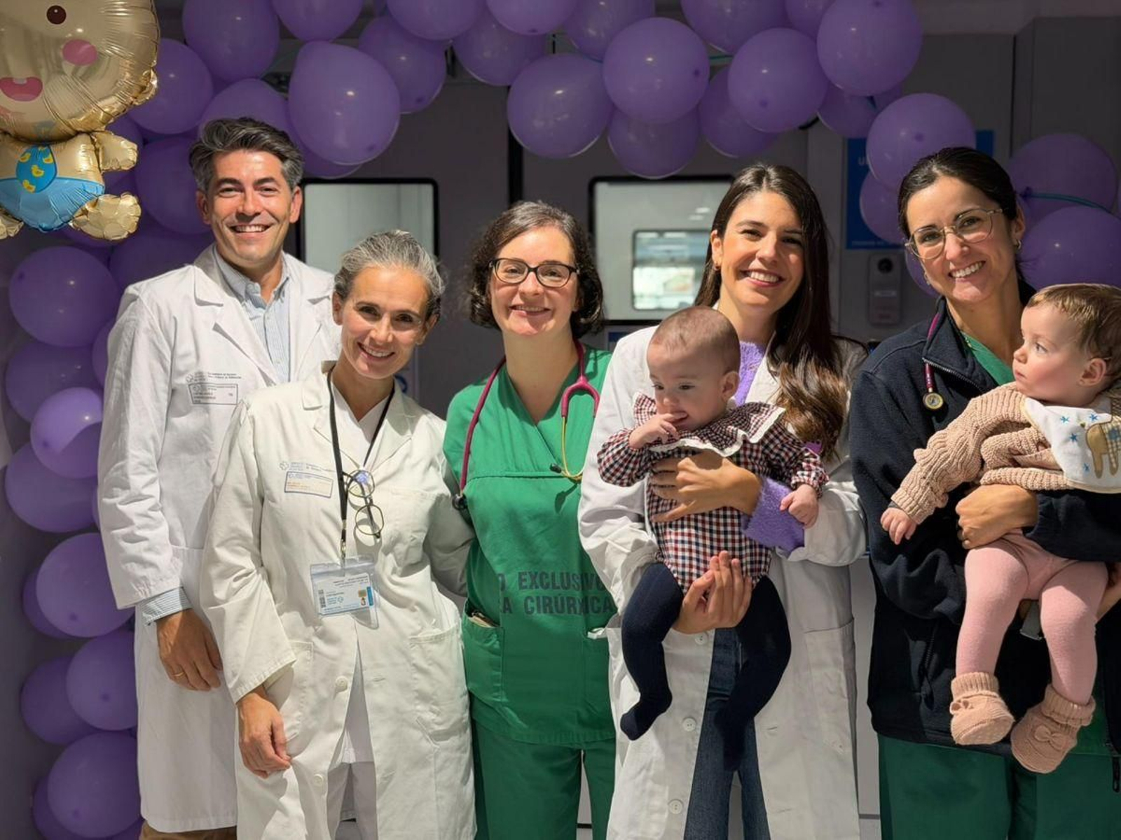 Medicos de la unidad de neonatología con bebés prematuros.