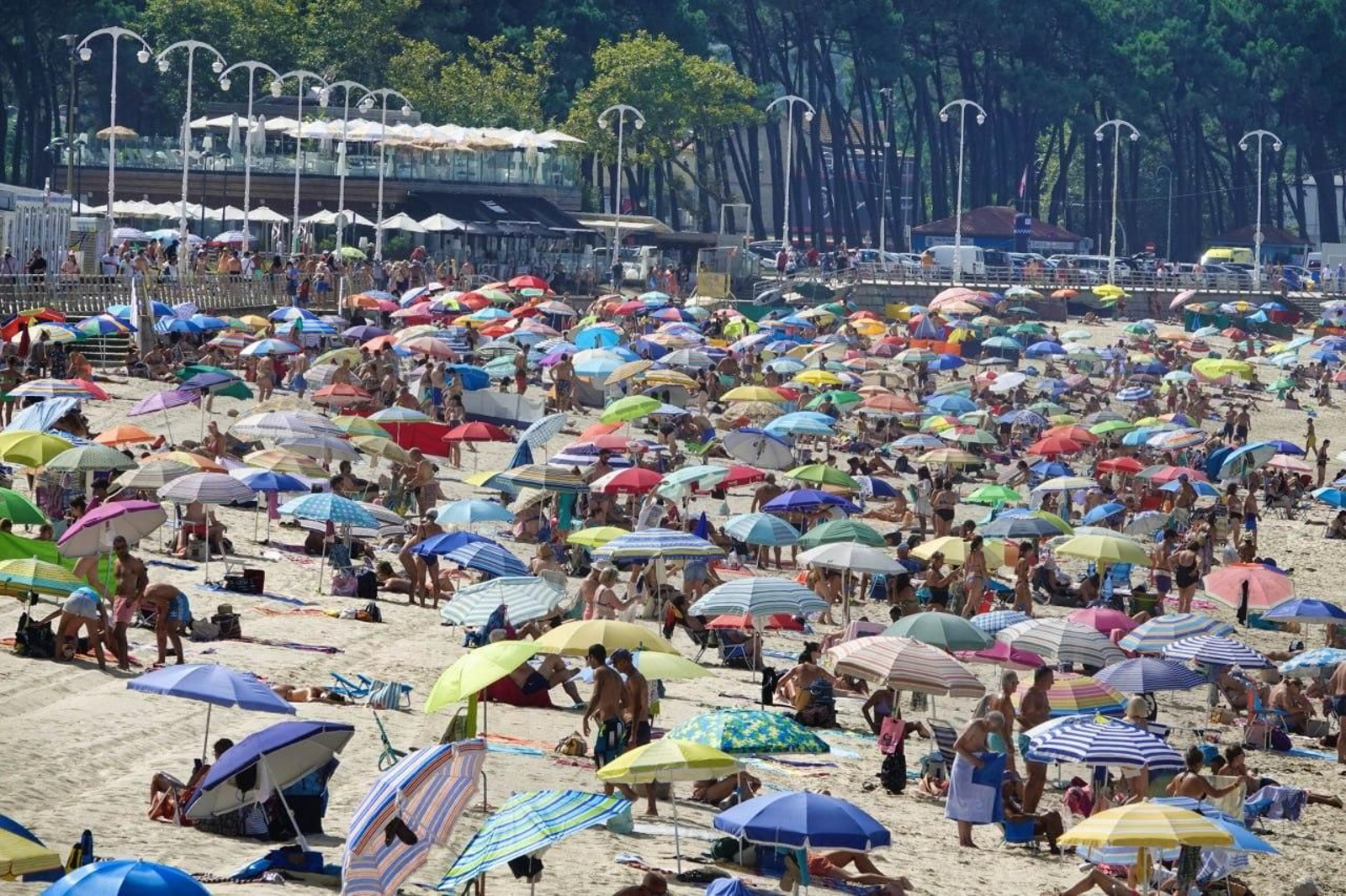 Samil abarrotada de gente por las altas temperaturas. // Vicente Alonso