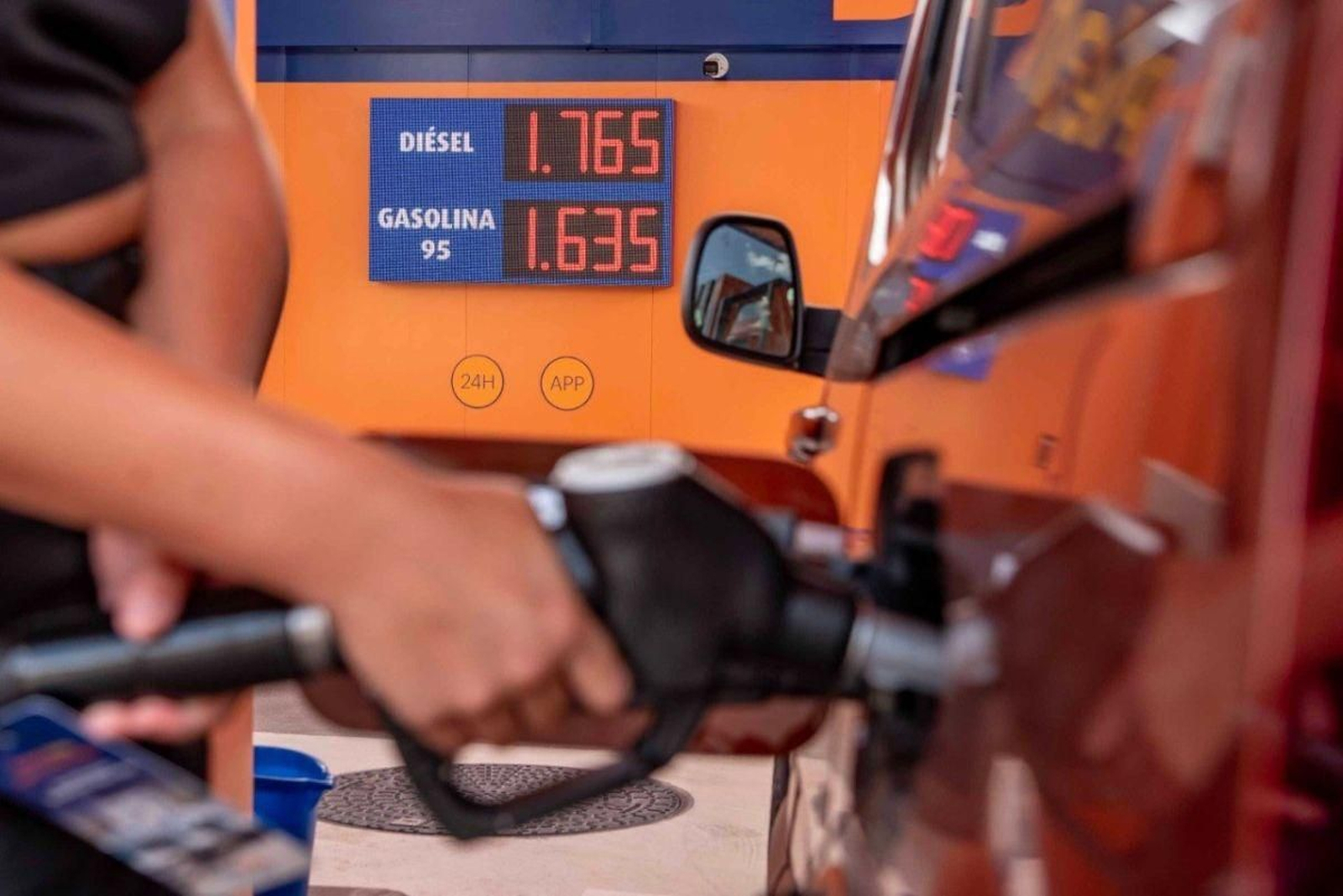 Vehículos repostando este fin de semana en una gasolinera en la ciudad.