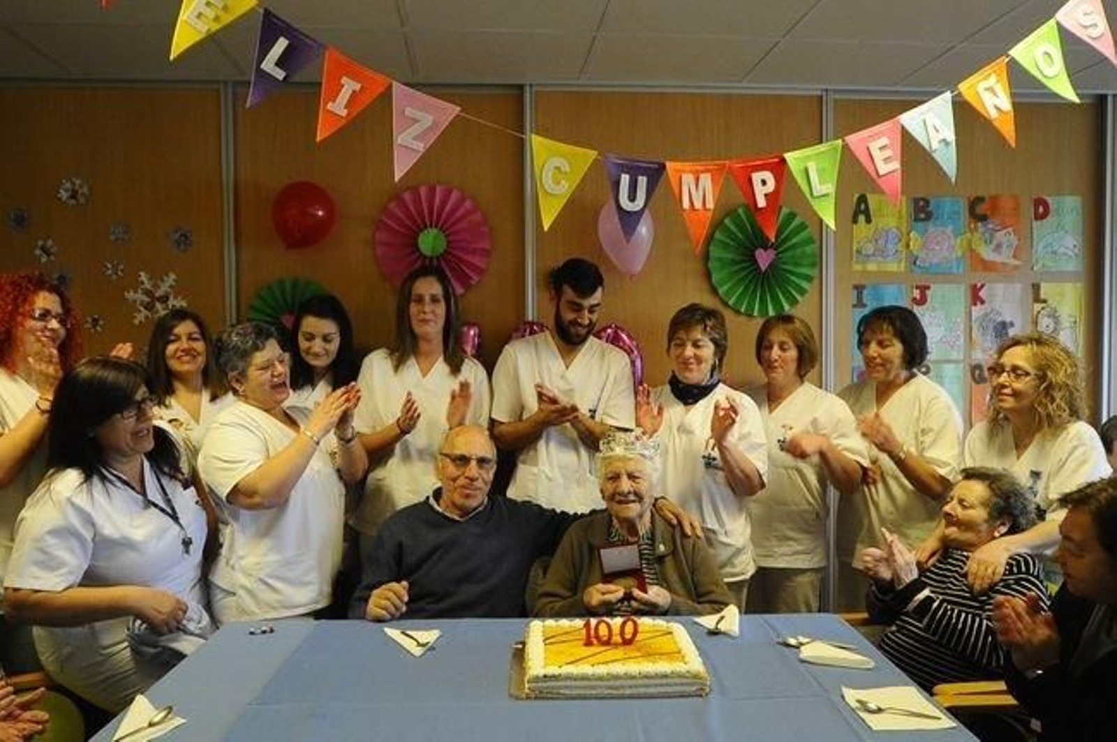Clotilde, centenaria de Carballeda de Avia, en su fiesta de cumpleaños