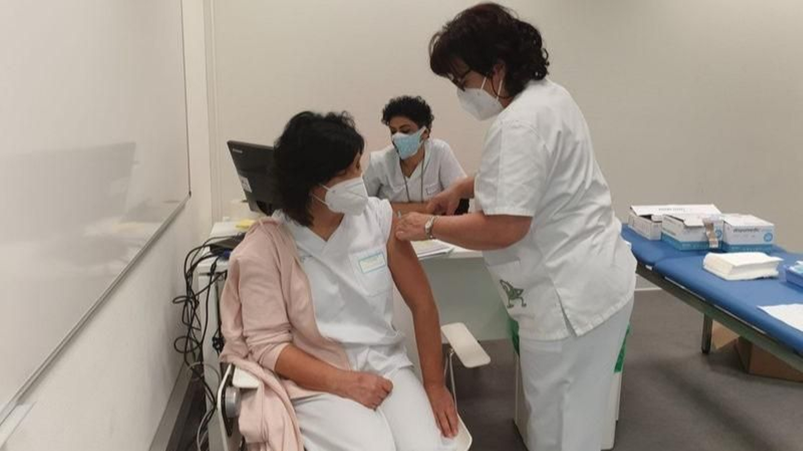 Tras completar la vacunación de los profesionales sanitarios del área de Vigo en primera línea, ayer dio comienzo para los que no están destinados a trabajar en las plantas covid. En la foto, María Sagrario, del servicio de alergología del Meixoeiro.