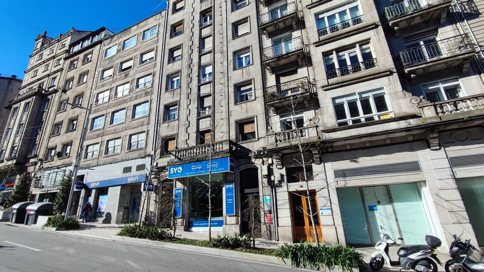 Un edificio de viviendas de uso turístico en la Gran Vía viguesa