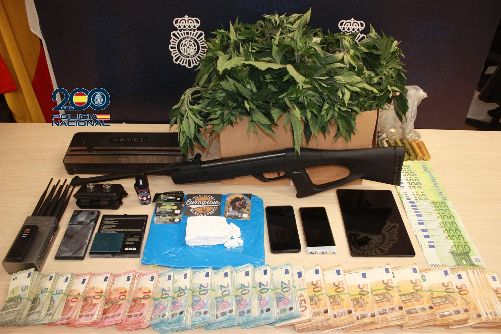 El material incautado en la operación por la Policía Nacional.