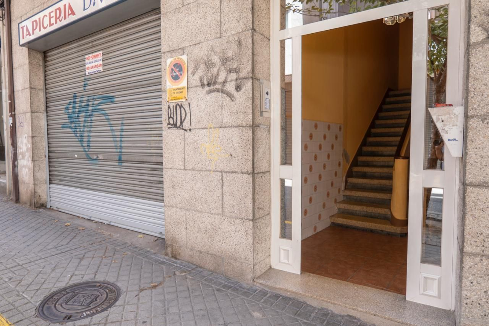 El portal en el que se produjo el susto de la calle ourensana Antonio Puga.