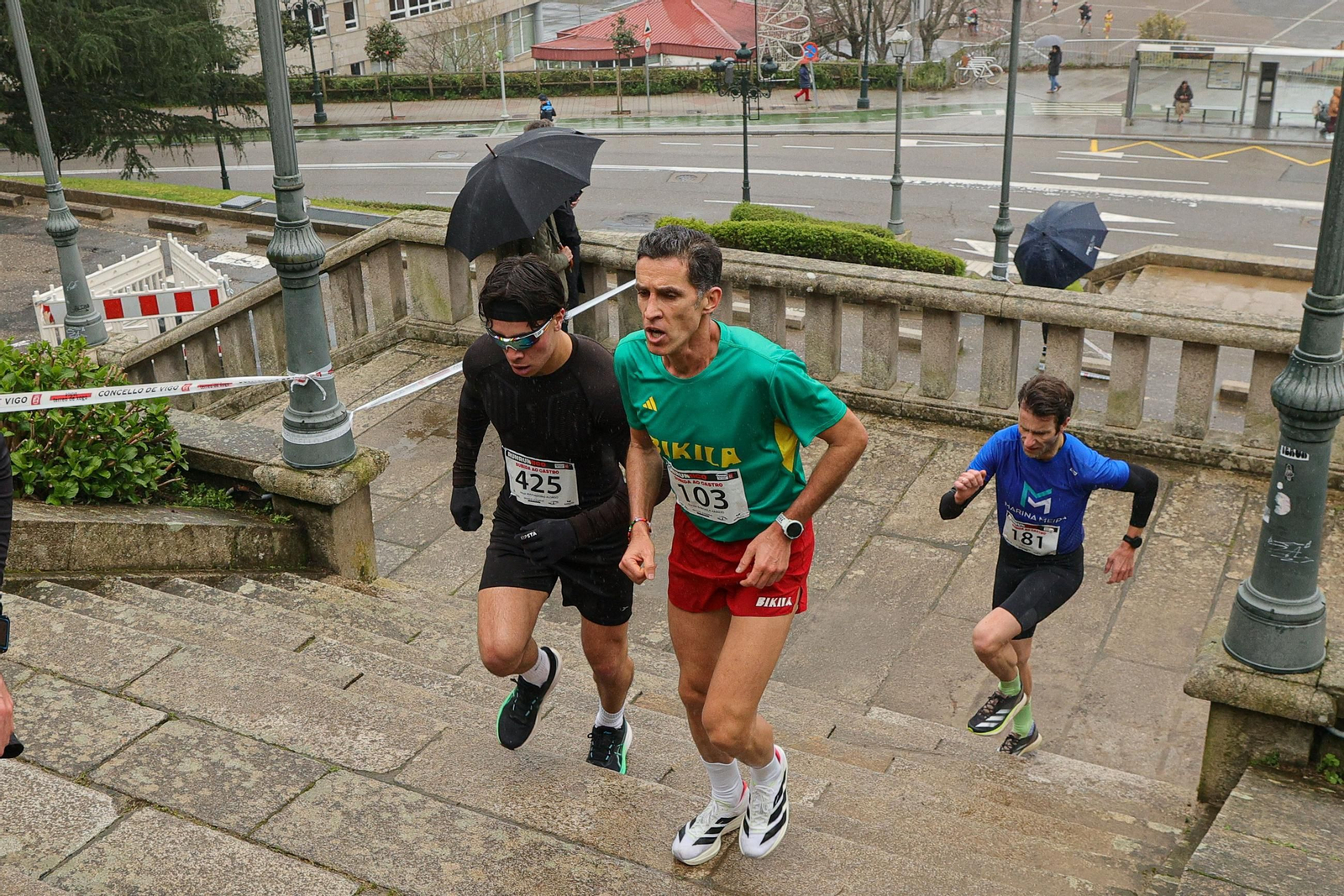 Galería | Cientos de atletas aguantan la lluvia en la Subida ao Castro