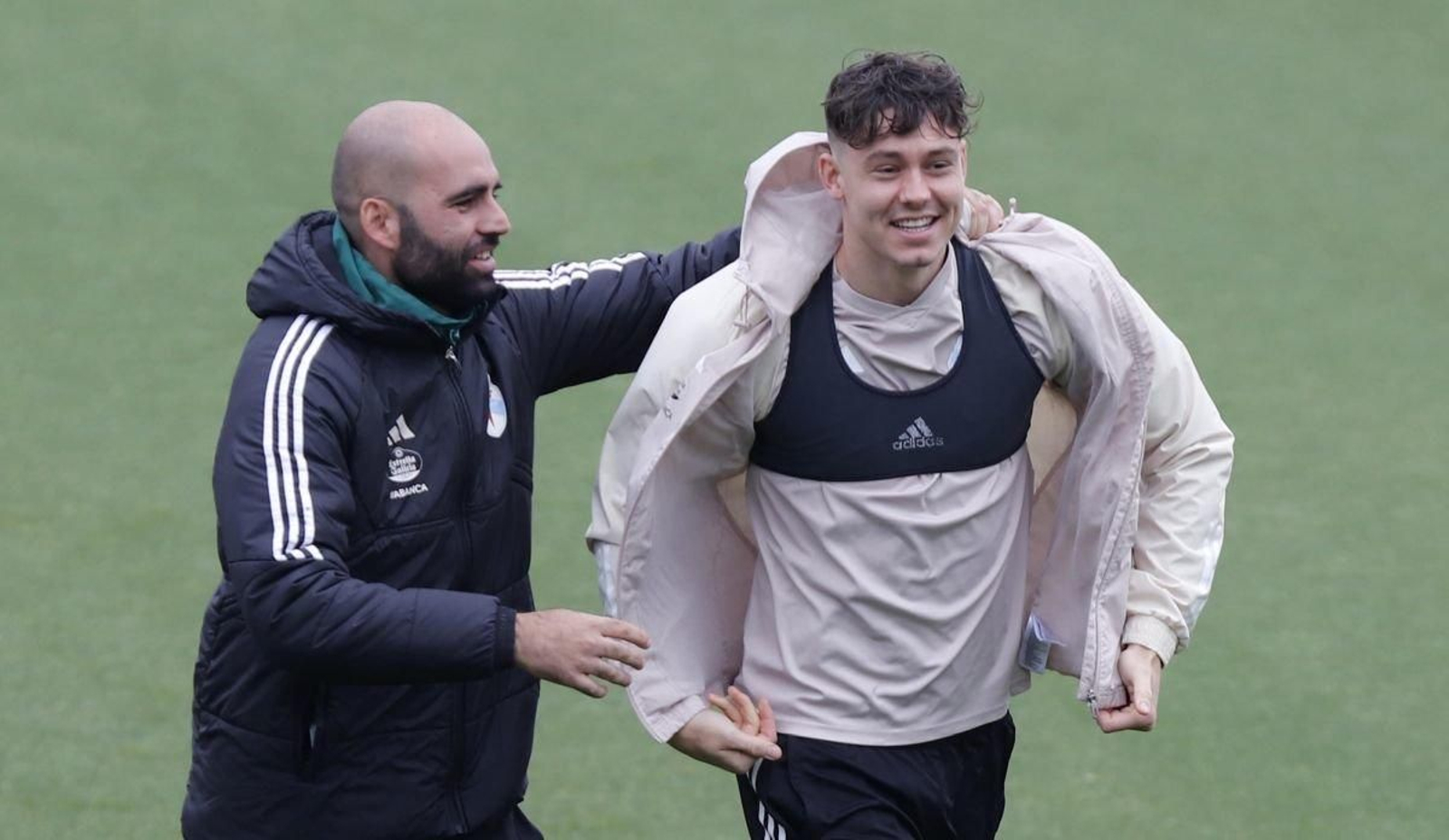 Claudio Giráldez y Jorgen Strand Larsen, en uno de los últimos entrenamientos del curso pasado.