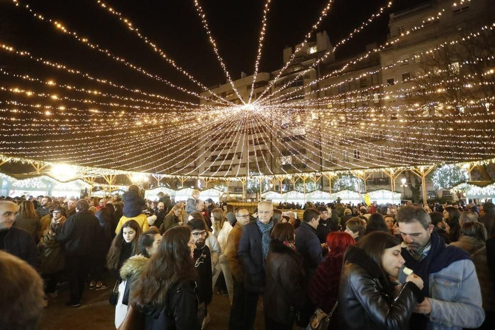 Los turistas invaden Vigo en el Puente44