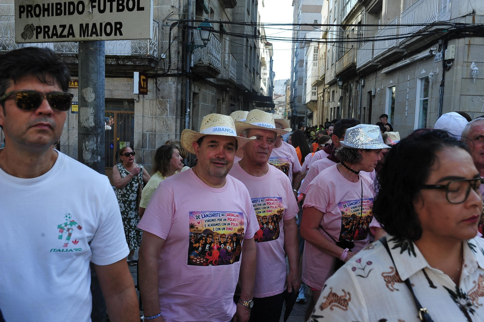 Galería | Las peñas llenaron de color e ingenio la villa carballiñesa