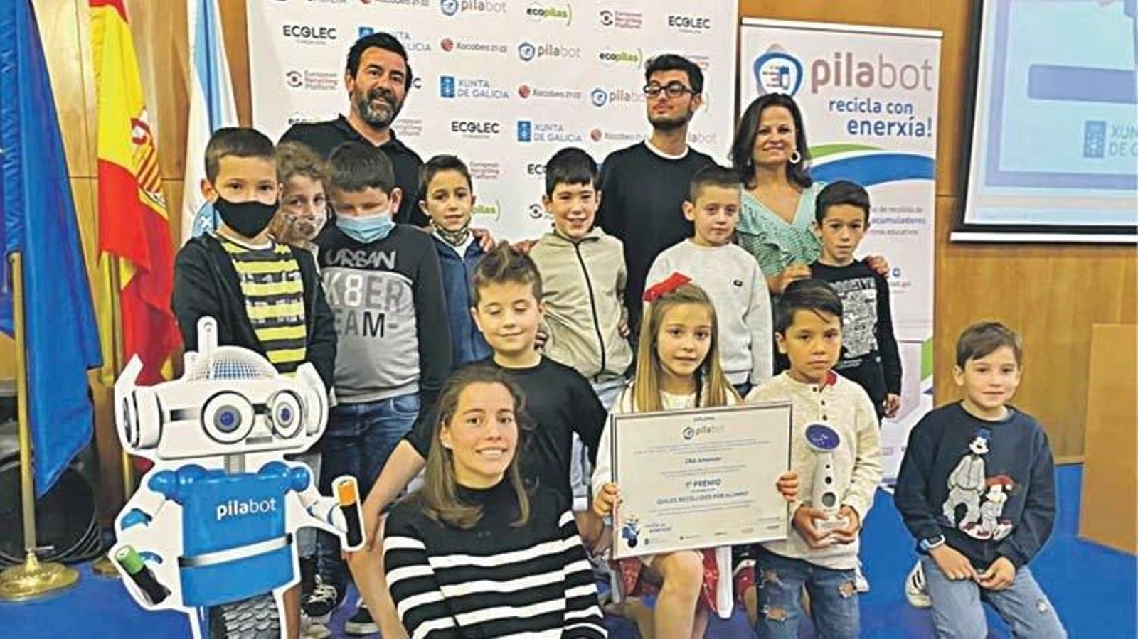 Una representación del CRA Amencer recogiendo el premio del Pilabot en una edición anterior