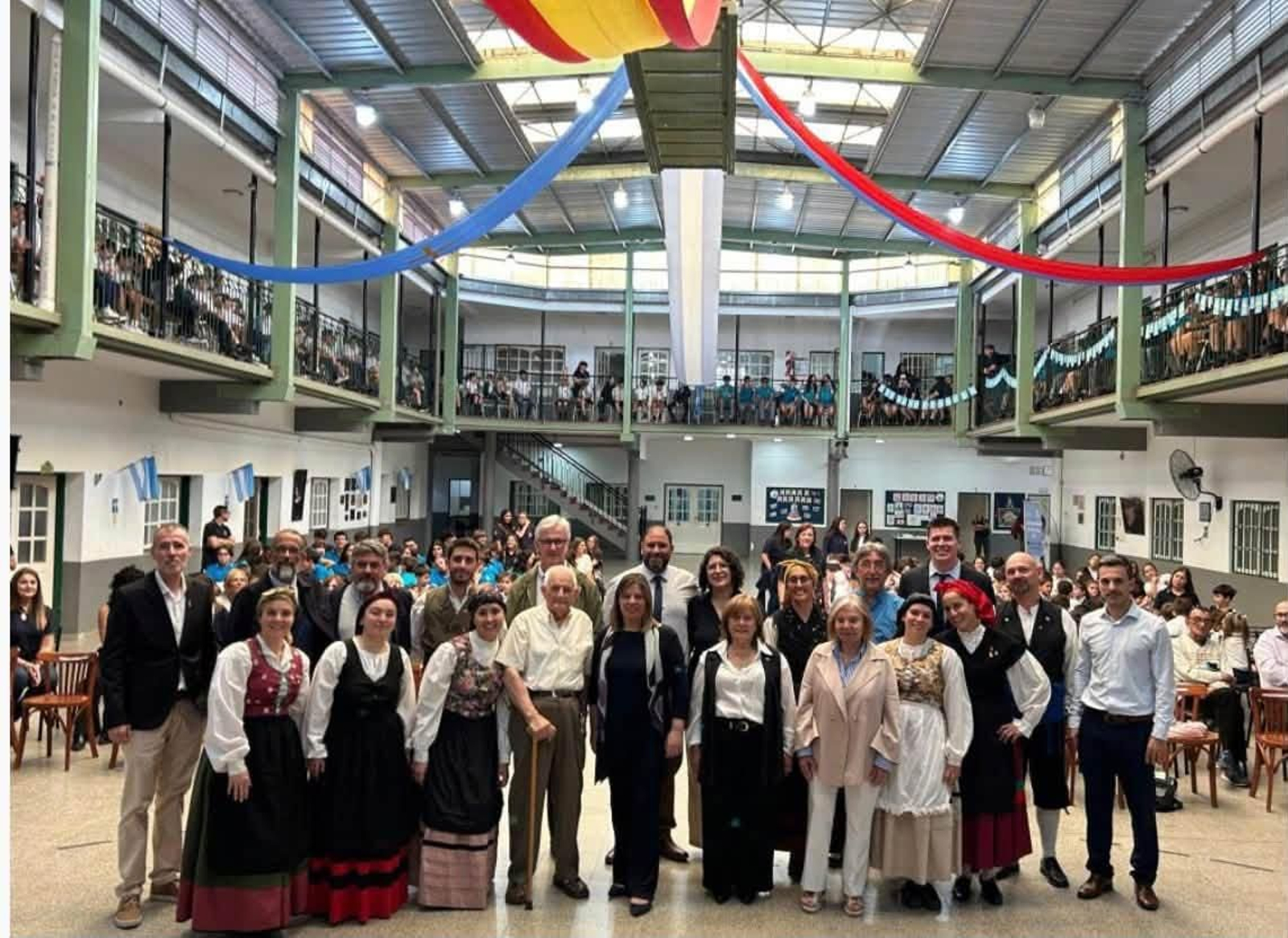 La vicepresidenta del Principado junto a la comunidad educativa de Santa Fe