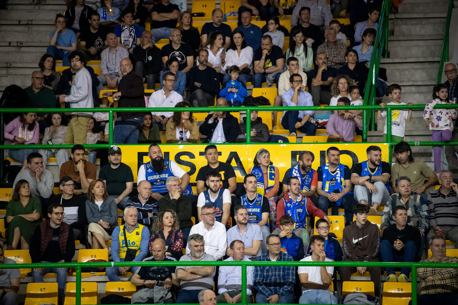 Gradas llenas de aficionados en el Paco Paz.
(ÓSCAR PINAL)