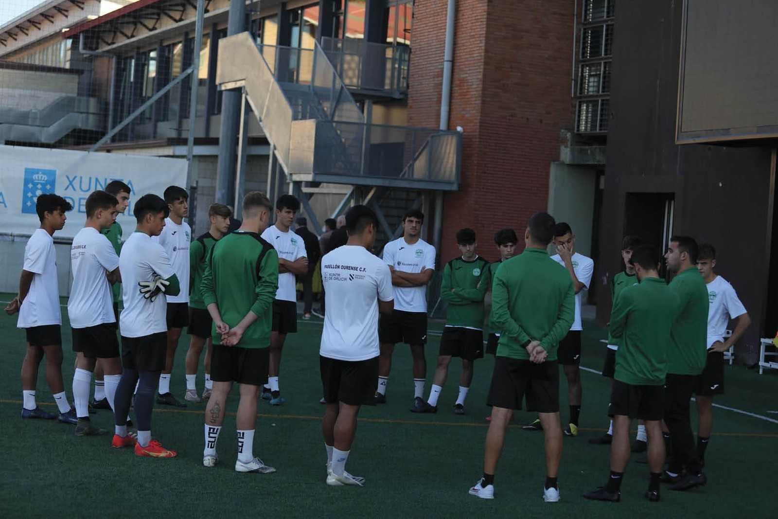 Los jugadores y el cuerpo técnico del Pabellón, en Os Remedios. (FOTO: J. PAZ)