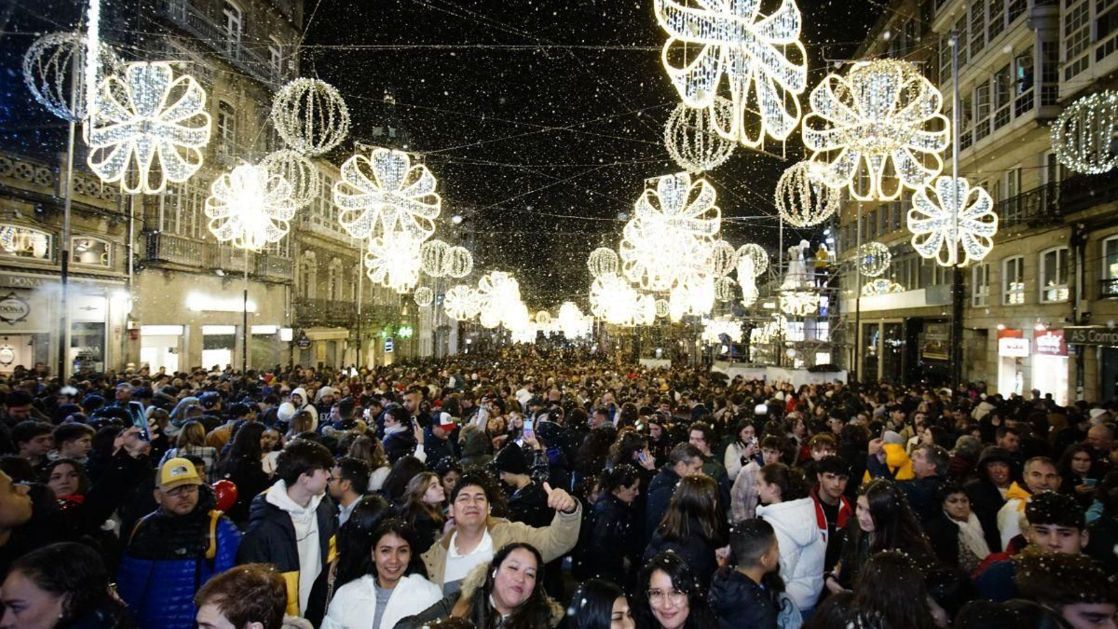 Miles de personas presenciaron el encendido navideño en Porta do Sol.