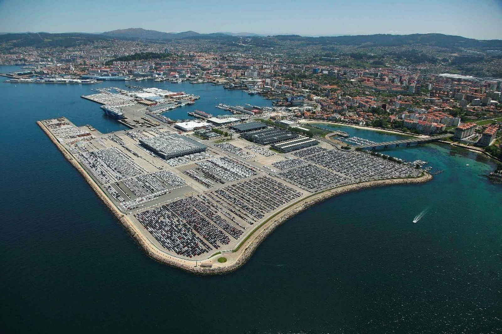 La plataforma marítima de Bouzas, en cuyo extremo se instalarán los “duques de alba”.