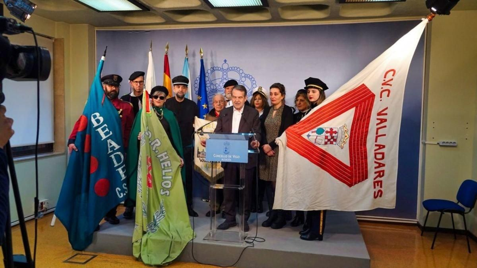 Abel Caballero, con los representantes de las cinco rondallas viguesas.