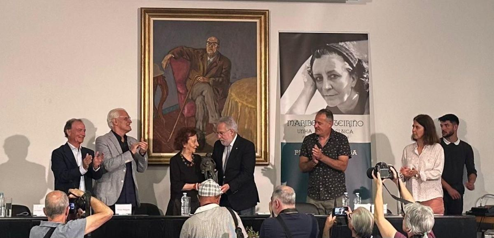 Maribel Outeiriño recibe en la Casa Museo Otero Pedrayo el XLII Premio Trasalba de manos del presidente del Parlamento gallego, Miguel Santalices. Junto a ellos, de izquierda a derecha, Eduardo López Pereira, presidente de la Fundación; Víctor Freixanes, presidente de honor; Luis Davila, premiado en 2023, y Patricia Arias Chachero, secretaria de la Fundación.