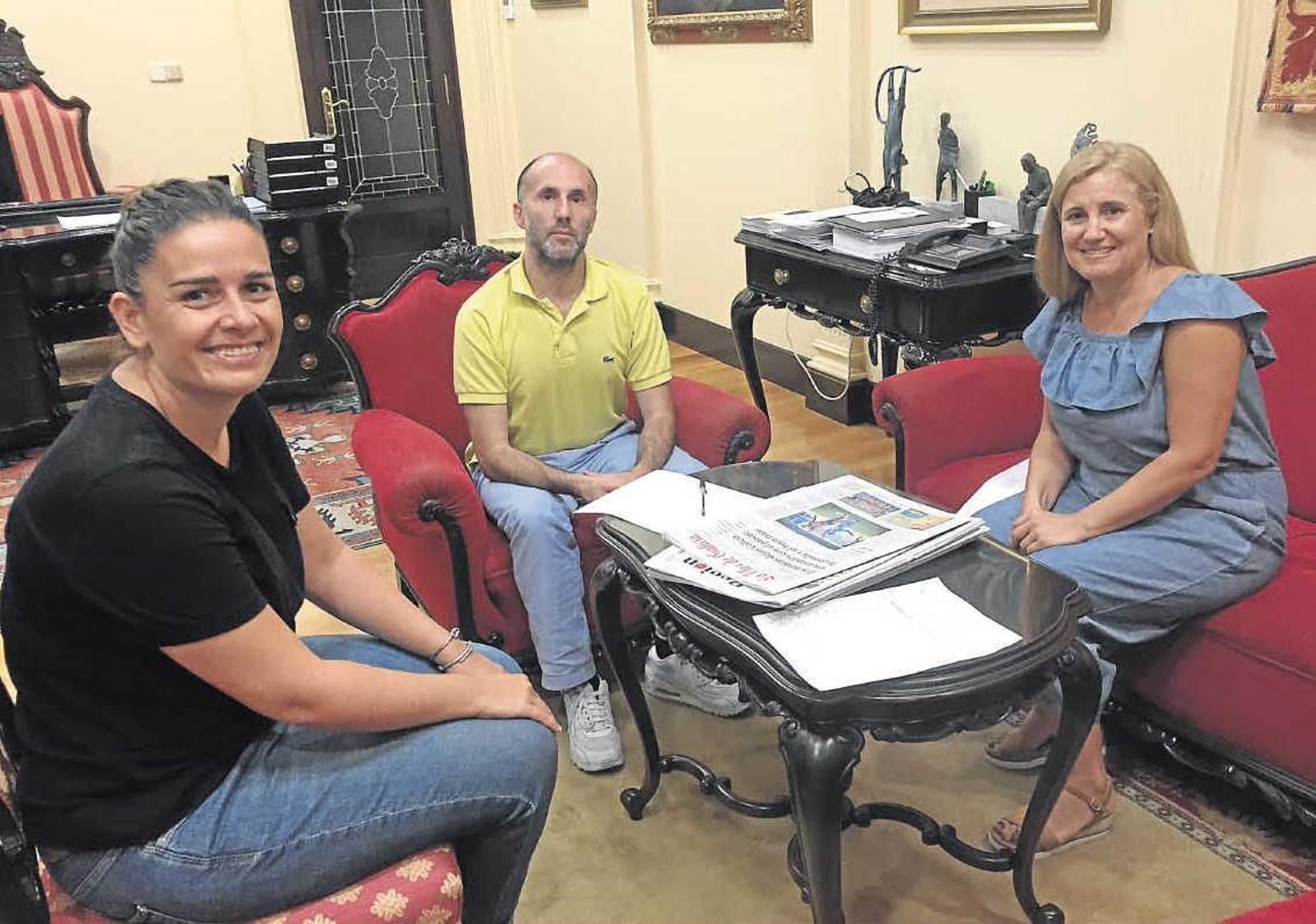 El alcalde, Gonzalo Jácome, con María Isabel Fernández y Arancha Pérez.