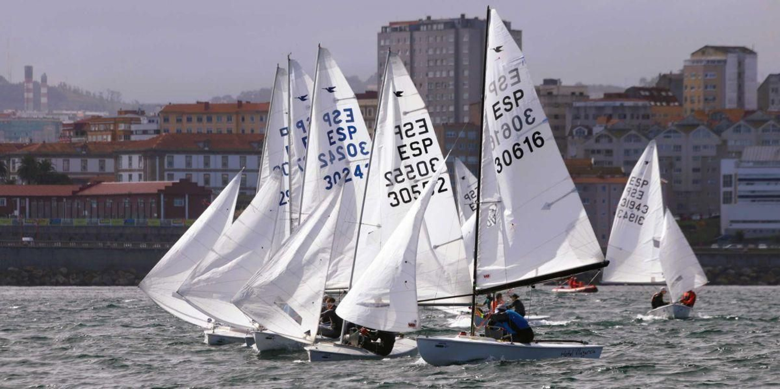 Las embarcaciones surcan la ría coruñesa durante la regata.