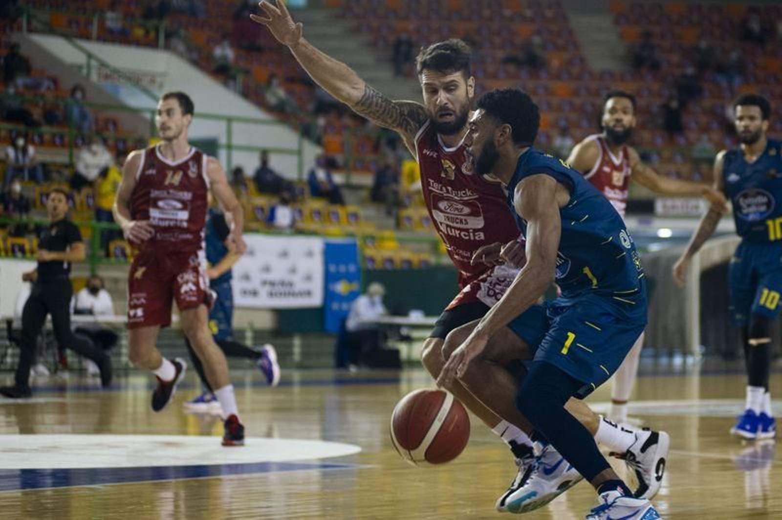 Diego Kapelan defendiendo a Andre Spight en el partido del Pazo. (Foto: Martiño Pinal)