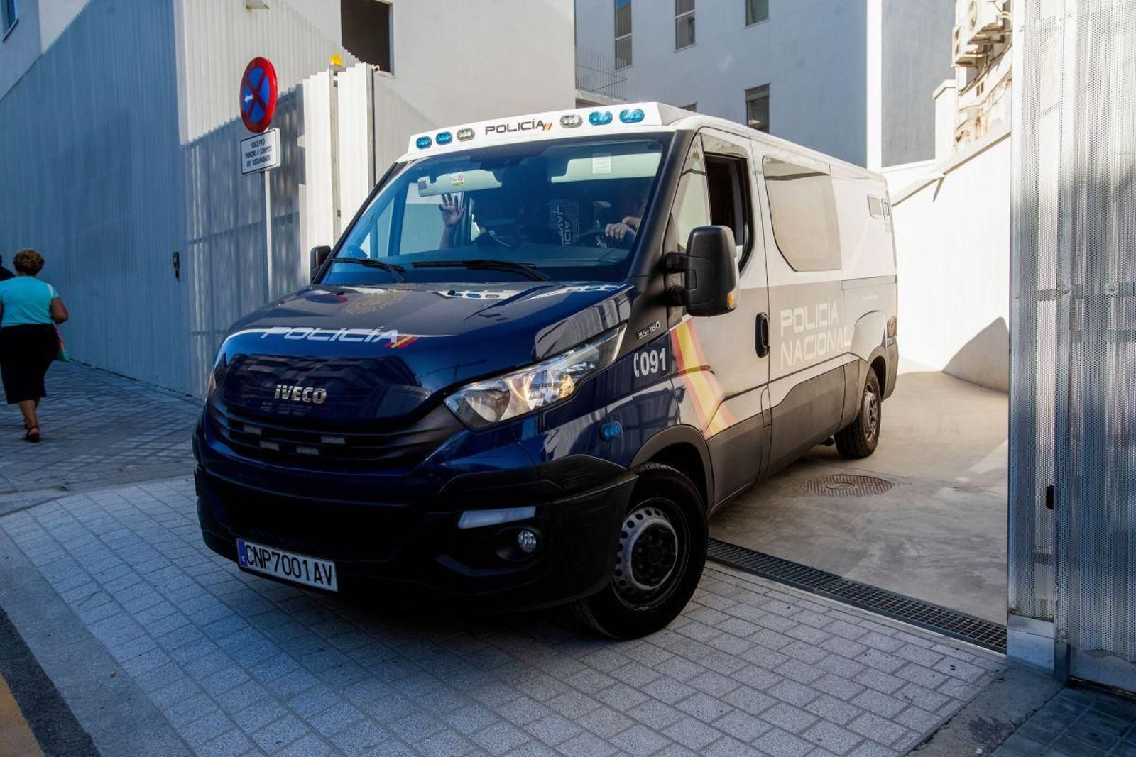 El furgón policial sale de calabozos tras el traslado a la Cidade da Xustiza de los cuatro tripulantes.