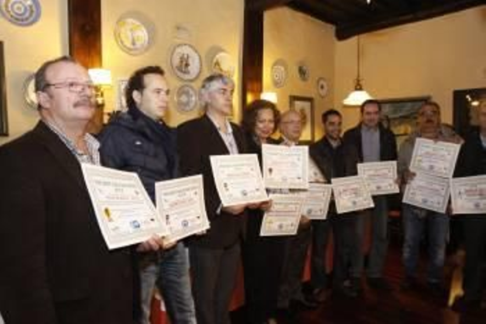 Pilar Torres con algunos de los premiados. (Foto: XESÚS FARIÑAS)