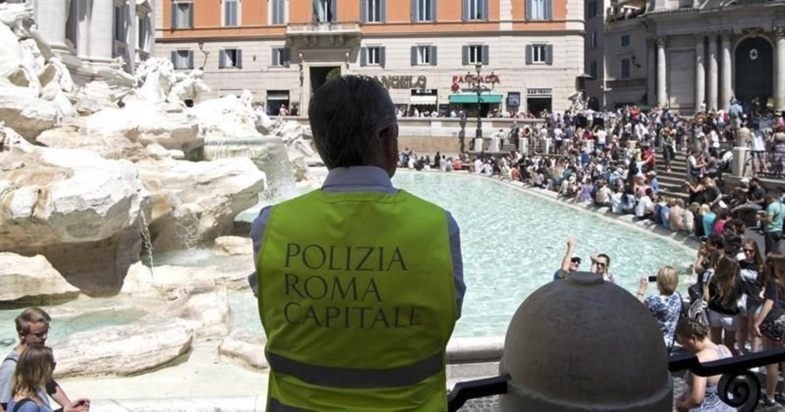 Un policía italiano vigila la Fontana di Trevi.