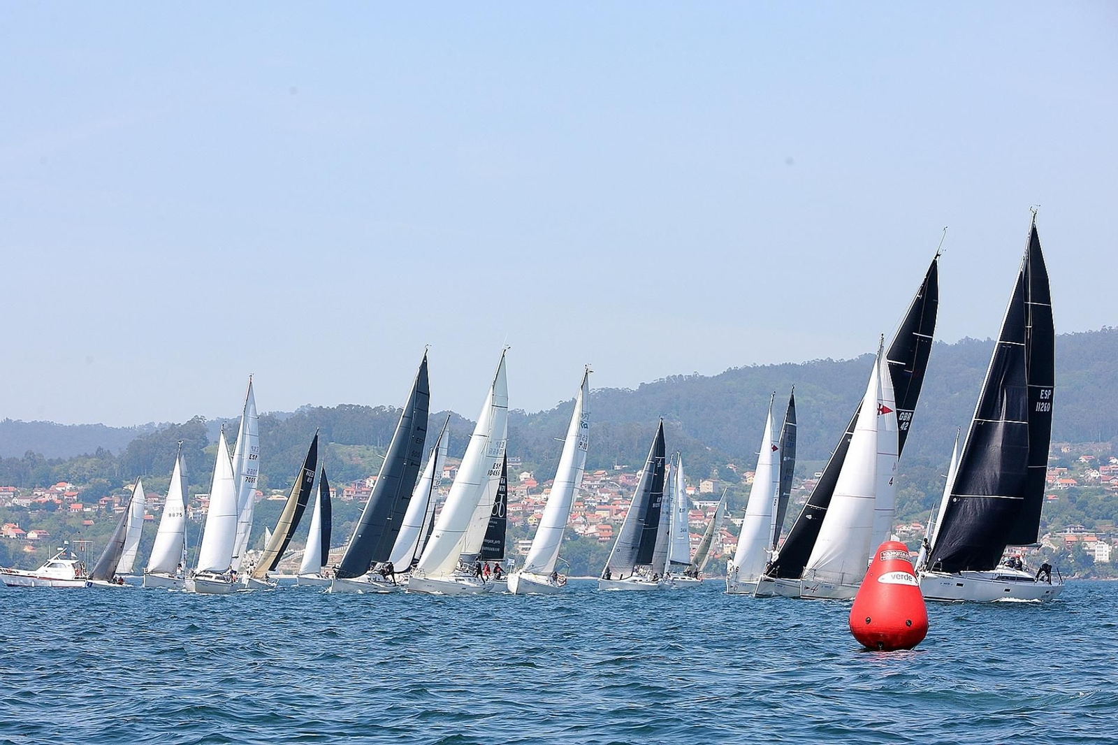 La salida desde Vigo de la flota de cruceros a mediodía de ayer.