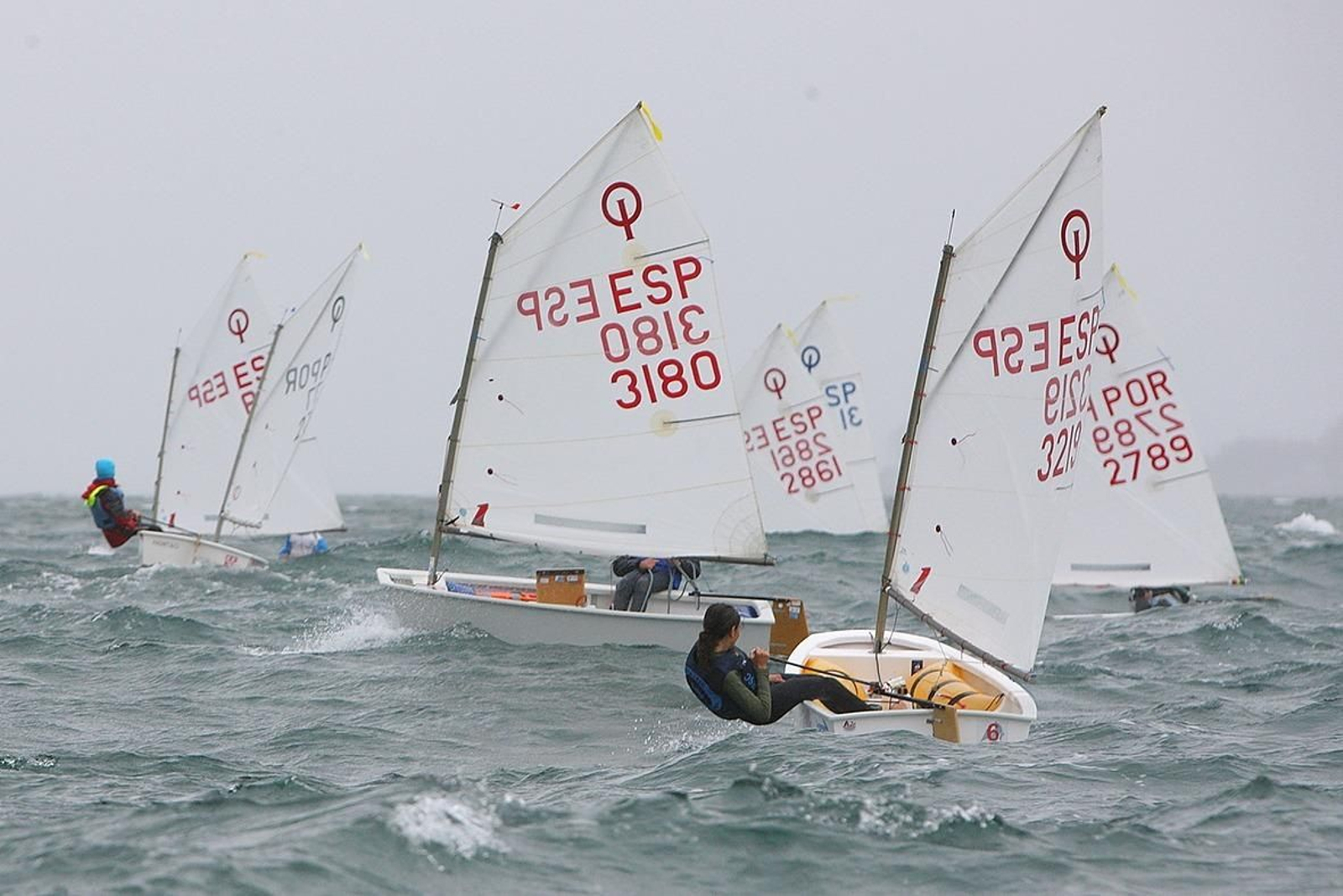 Los barcos de la clase Optimist compiten desde hoy hasta el domingo en aguas de la Ría de Vigo.