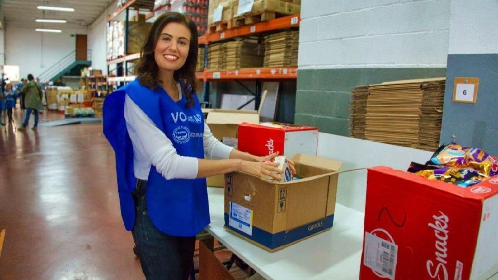 La actriz y modelo Diana Nogueira, ayer en la sede del Banco de Alimentos tras ser designada madrina de la Gran Recogida.