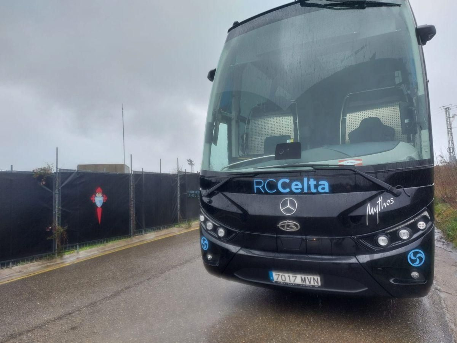 El autobús esperando ayer a los célticos para viajar desde Mos.