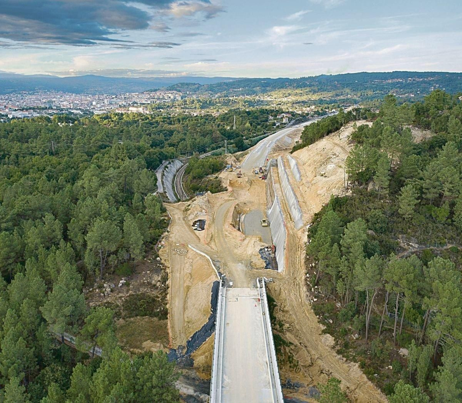 Al cruzar el viaducto de 356 metros, Ourense está a la vista, aunque faltan aún 10 kilómetros.