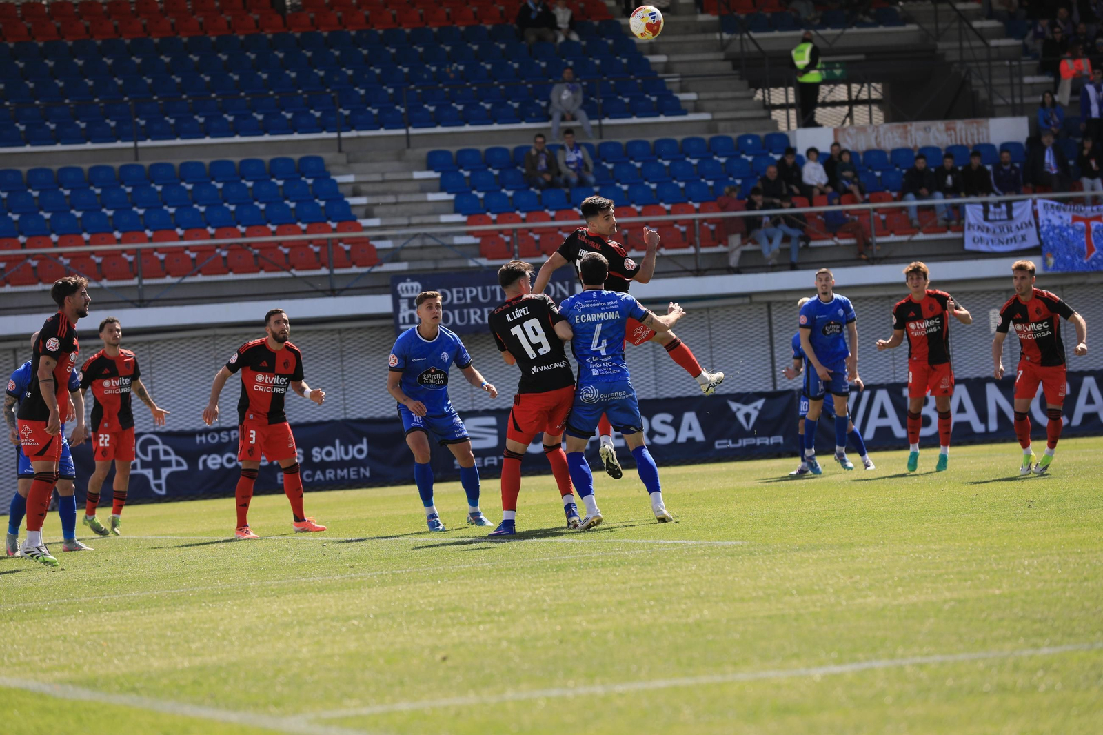Galería | El buen tiempo acompaña el duelo en O Couto entre Ourense CF y Ponferradina