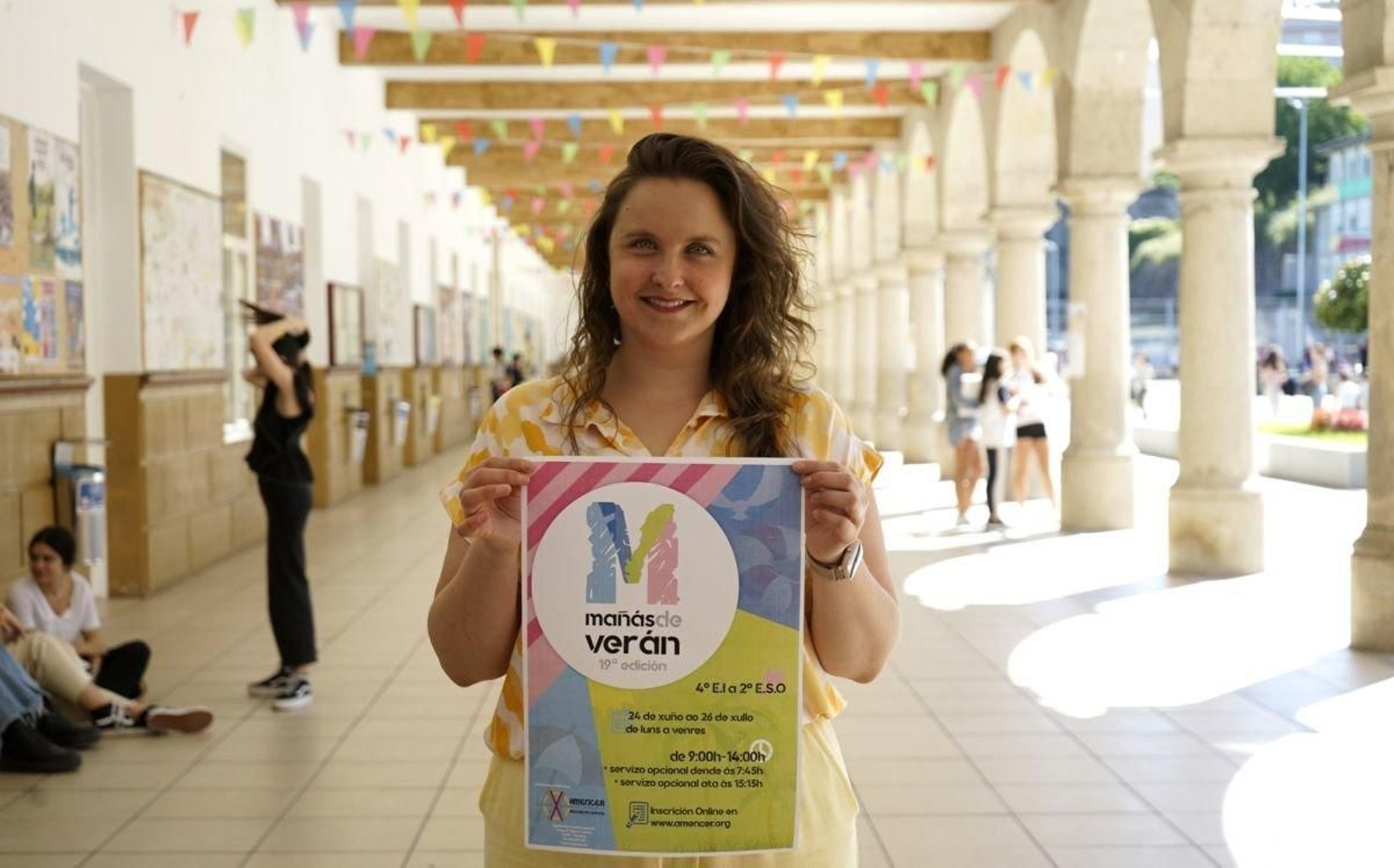 Rebeca Sevilla posa con el cartel de las “Mañás de Verán”.