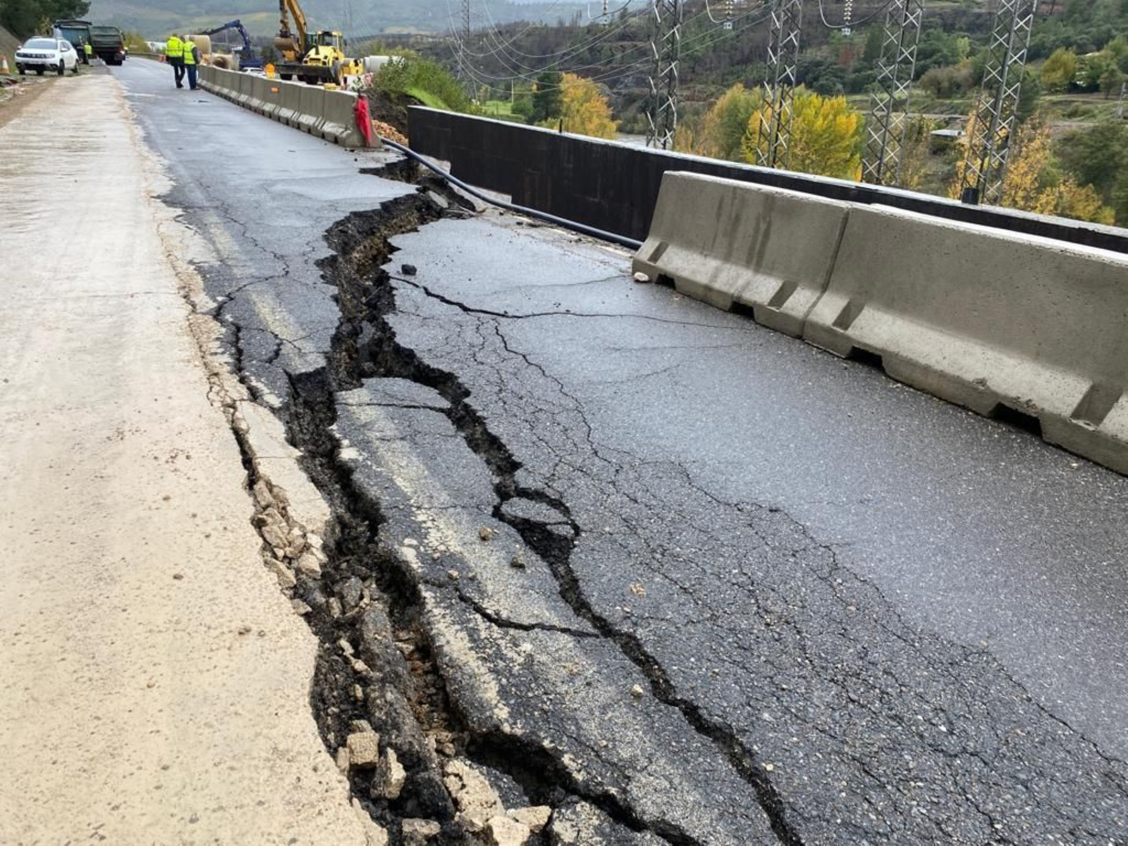 Hundimiento de la N-536 a la altura de Candís, o Barco. Foto: Raquel Cruz