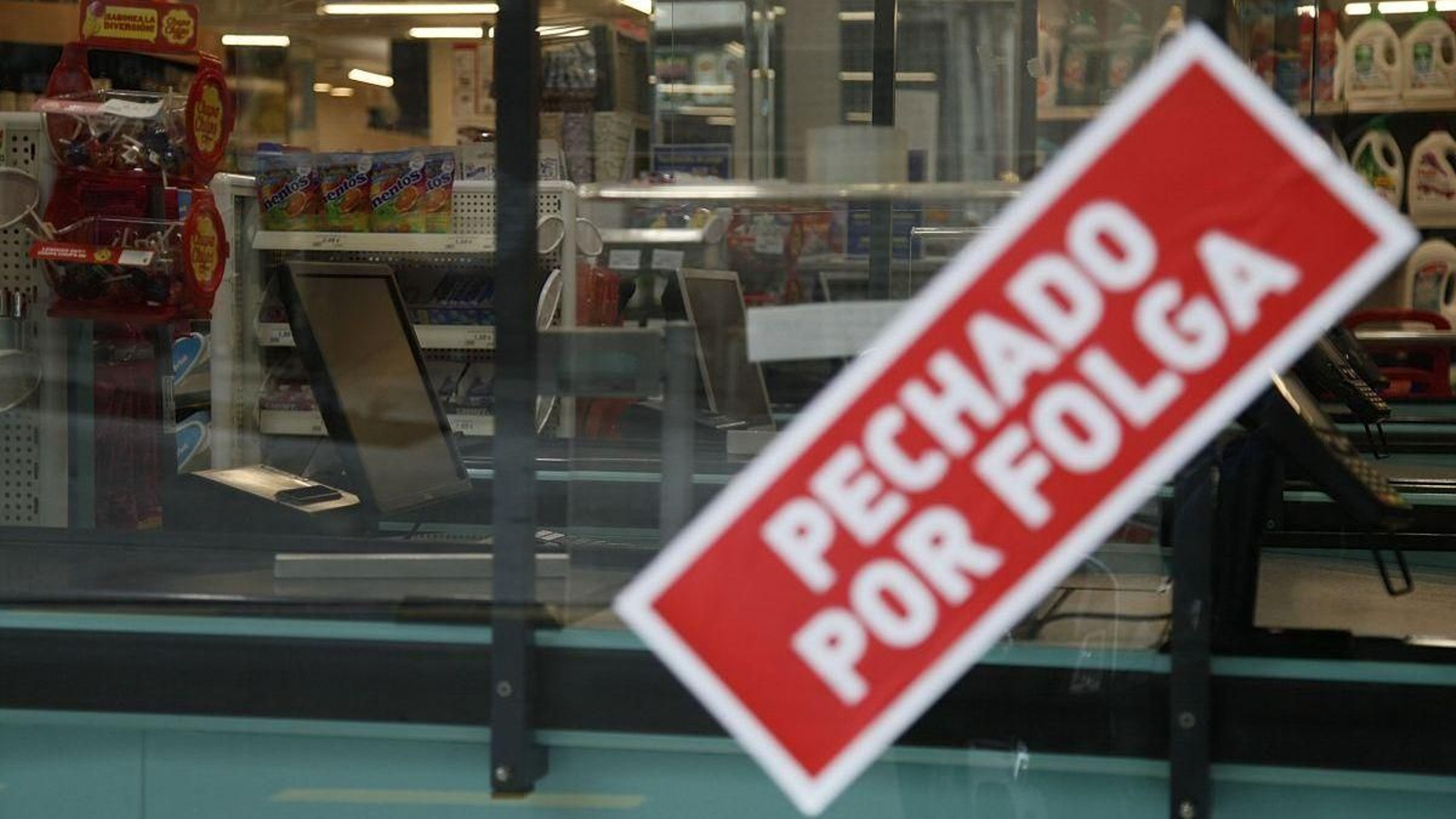 Comercio clausurado en Ourense al paso de los piquetes.