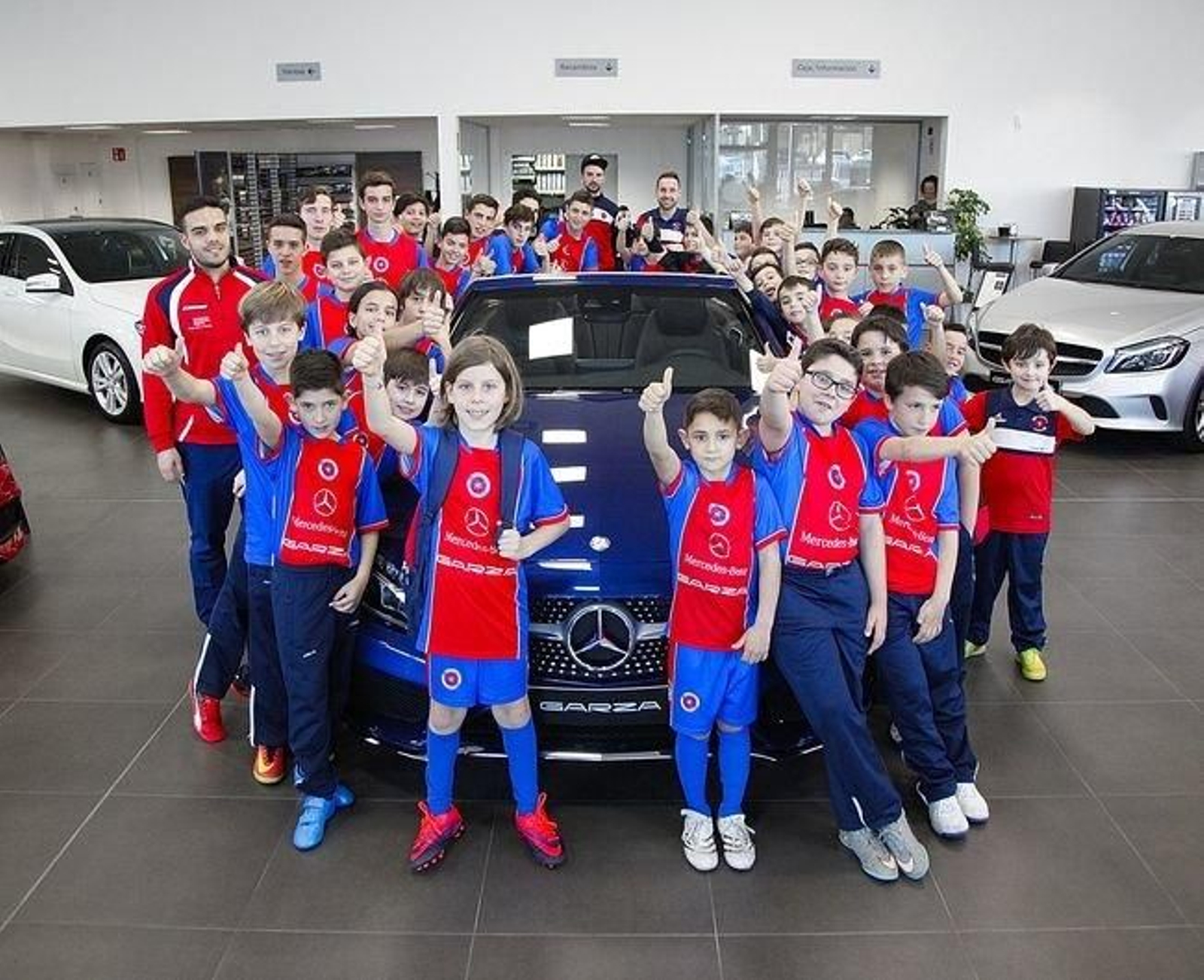 Una representación de la cantera de la Unión Deportiva Ourense visitó las instalaciones de garza, patrocinador principal de las categorías base de la entidad de O Couto.