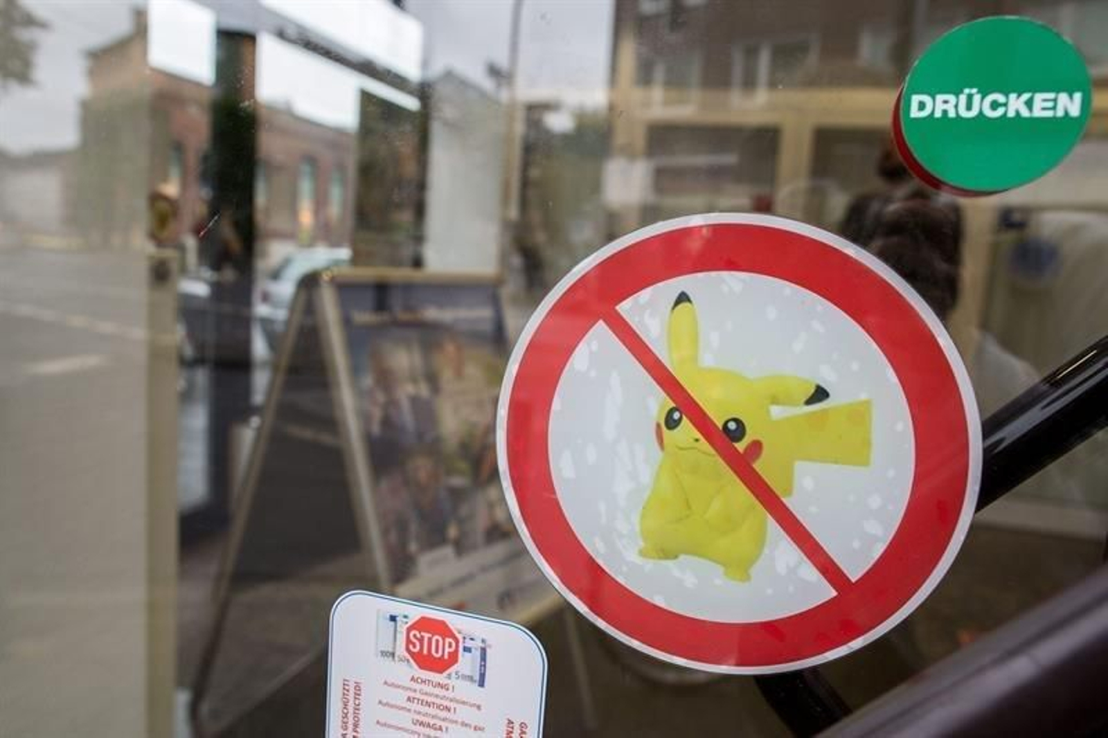 Detalle de un aviso de prohibición de usar Pokemon Go hoy, miércoles 3 de agosto de 2016, en una sucursal del Volksbank Neuss en Duesseldorf (Alemania)