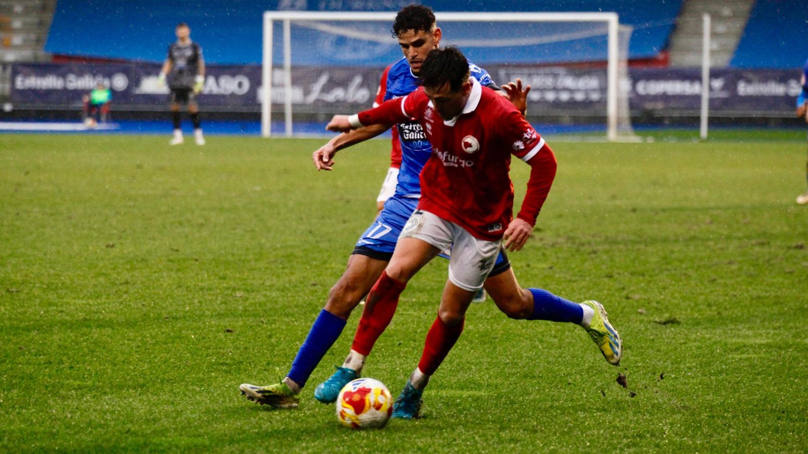 Galería | Tarde de frío y lluvia en O Couto entre Ourense CF y Unionistas de Salamanca