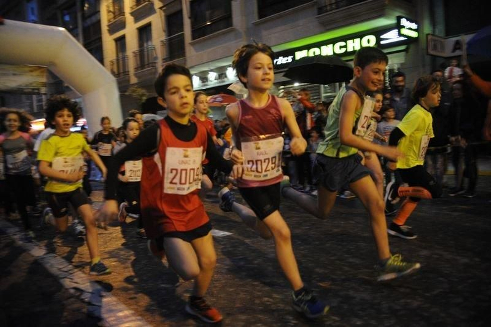 Escolares en el Correndo por Ourense.