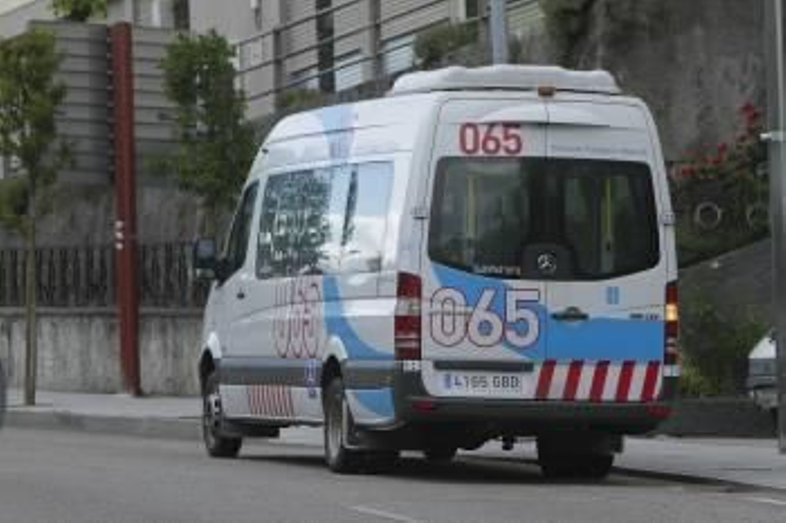 Un vehículo del servicio 065 por la ciudad. (Foto: MIGUEL ÁNGEL)