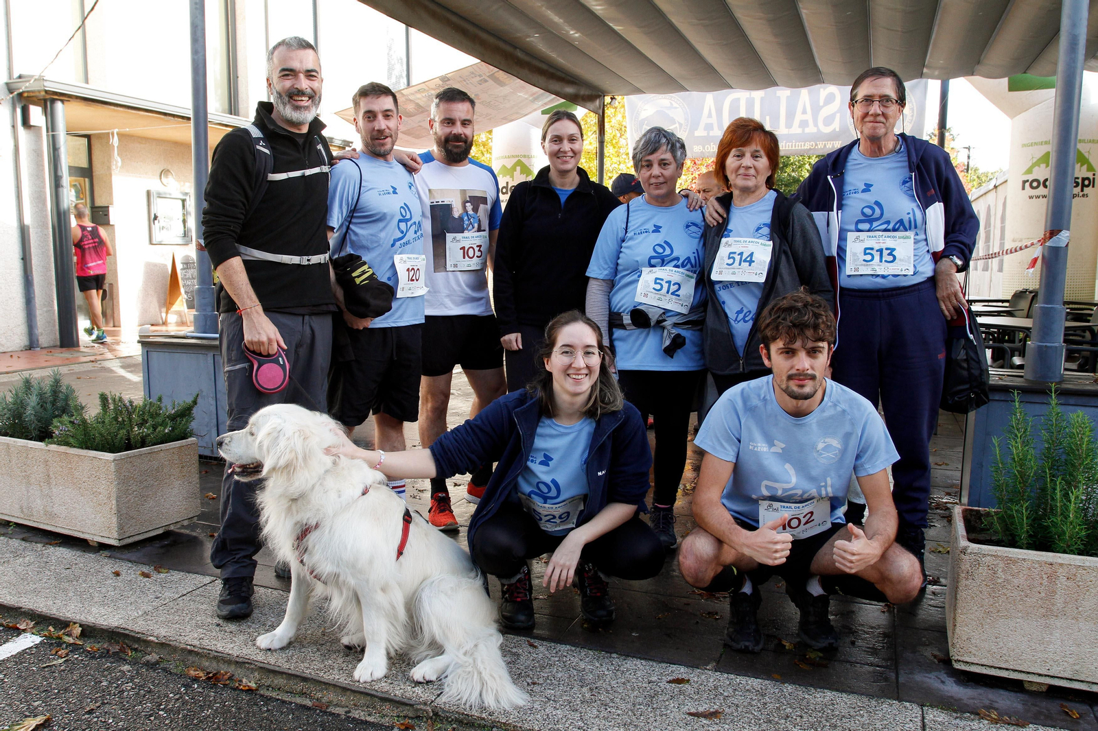Un grupo de participantes no Trail de Arcos, homenaxe a José Teixeira.