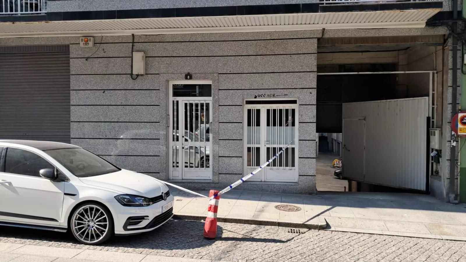 Puerta del edificio donde tuvieron lugar los hechos, en el barrio ourensano de San Francisco.