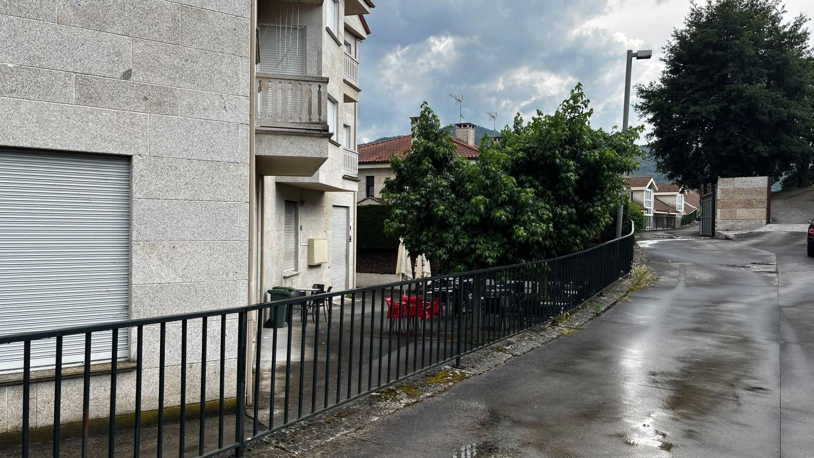 La terraza del bar a la que se precipitó el hombre de Allariz.