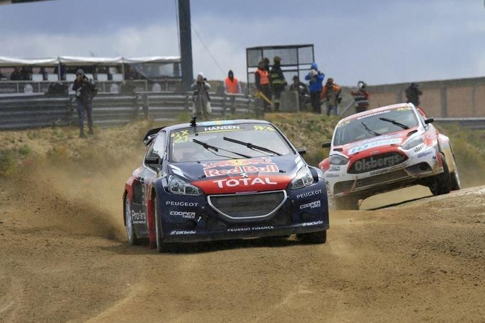 El sueco Timmy Hansen es perseguido por el noruego Andreas Bakkerud, durante la pasada campaña.