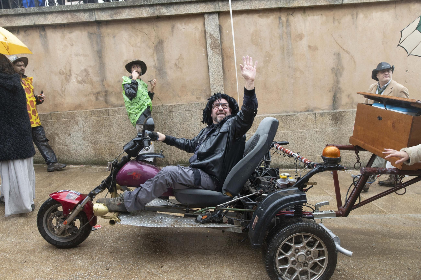 Galería | La farrapada conquista Laza antes de la salida de los Peliqueiros