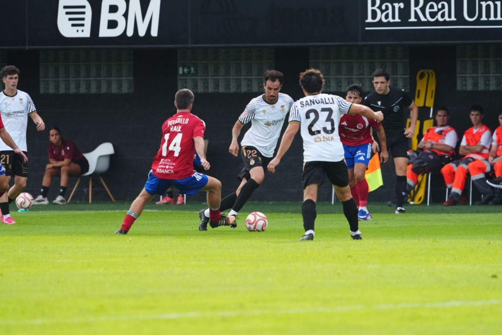 De la Mata, del Real Unión de Irún, intenta superar a los ourensanistas Xabi Domínguez y Champi.